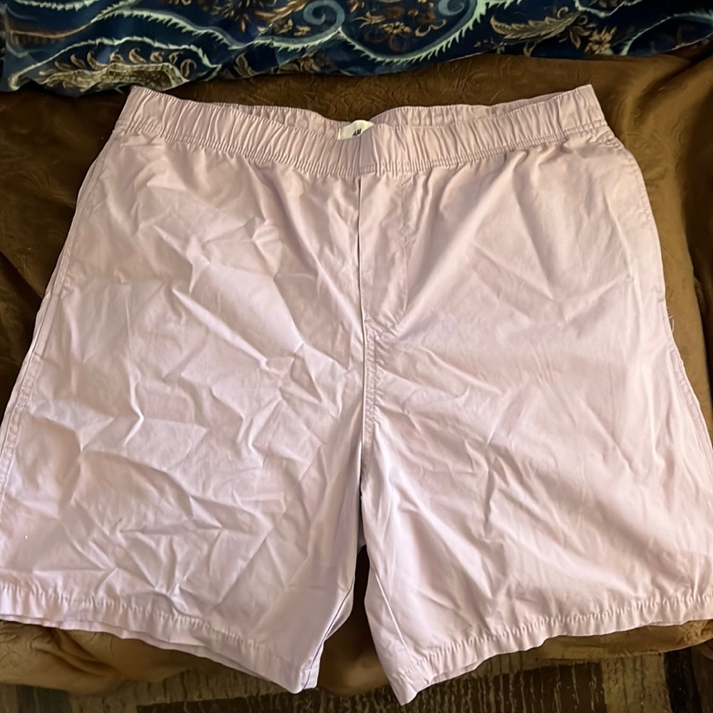 Men’s relaxed fit lavender shorts from H&M. Never worn. New without ta